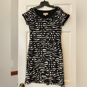 B/W classy comfortable ruffled print pull-on knit dress w/scoop neck,cap sleeve.